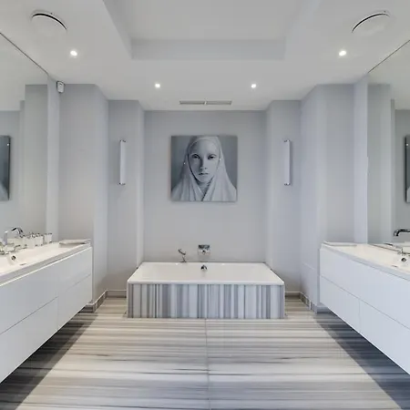 Luxurious Overlooking Monaco Willa